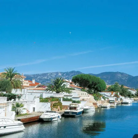 Holiday Montgri Holiday home Empuriabrava